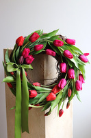 Berrena, wiosenny wianek z tulipanami