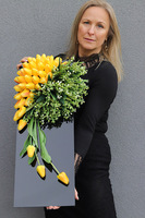 Tulippo New Design Yellow, dekoracja nagrobna na czarnej podstawie