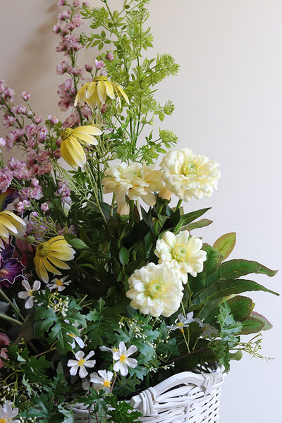Spring Provance, dekoracja kwiatowa w koszu