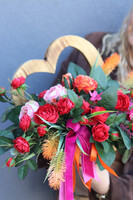 Heartwood Sunset, kompozycja nagrobna z różami serce