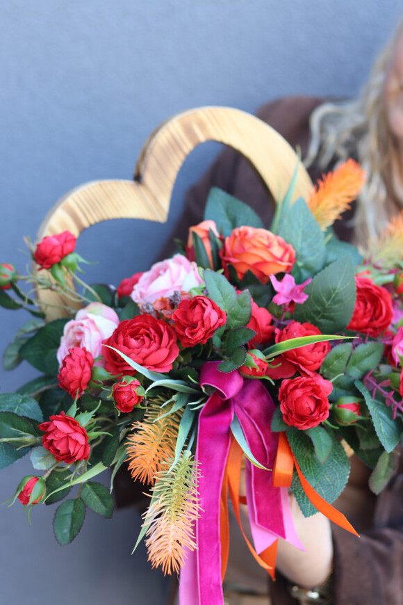 Heartwood Sunset, kompozycja nagrobna z różami serce