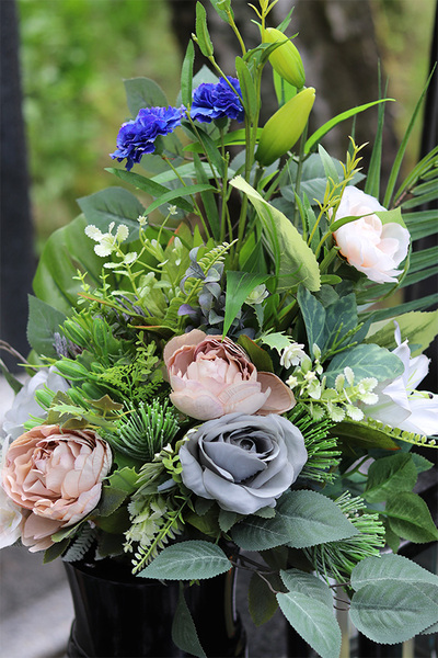 Ledryta, bukiet nagrobny z różami, peonią i chabrem