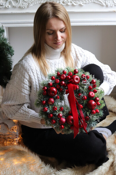 Red Home, zimowy wianek na drzwi