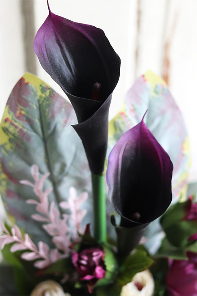 Nedista, fioletowy bukiet nagrobny z kallami, wys.62cm 