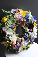 Kwiatowy Miks, wiosenny wianek z motylami