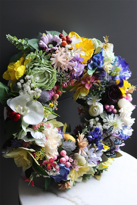 Kwiatowy Miks, wiosenny wianek z motylami