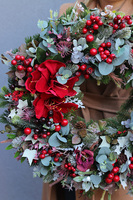 Scarlett, zimowy wianek z bombkami