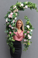 Beatrycze Morelle, dekoracyjna girlanda kwiatowa