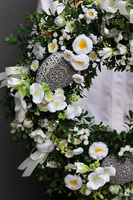 Jajeczny, wielkanocny wianek na drzwi z jajkami