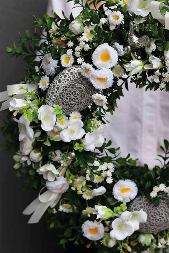 Jajeczny, wielkanocny wianek na drzwi z jajkami