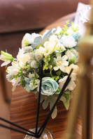 La Guel Blue, dekoracja kwiatowa w srebrnym naczyniu