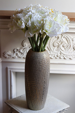 White Bonfire, bukiet amarylisów w złotym wazonie, wys.76cm