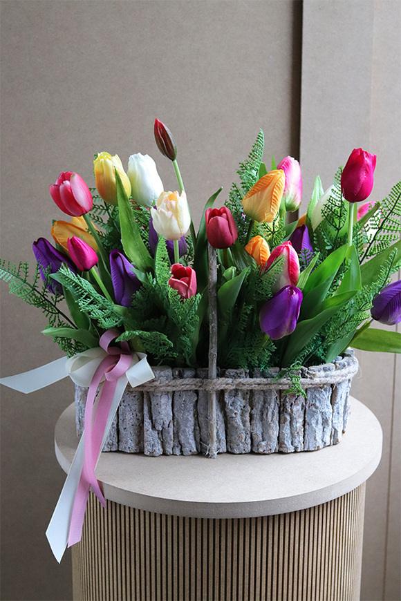 Tulipanova, wiosenna dekoracja kwiatowa w skrzynce