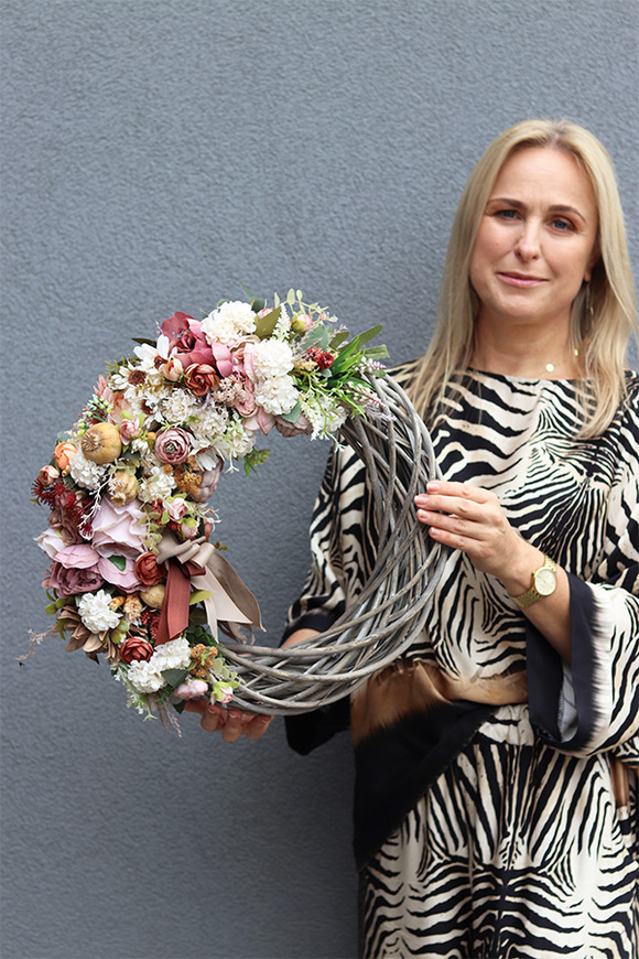 Terania Beige, asymetryczny wianek w brązach