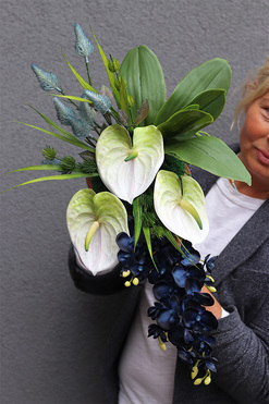 Blue Moon 2, kompozycja kwiaty na drewnie, wym.27x50x36cm