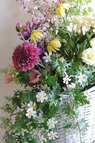 Spring Provance, dekoracja kwiatowa w koszu