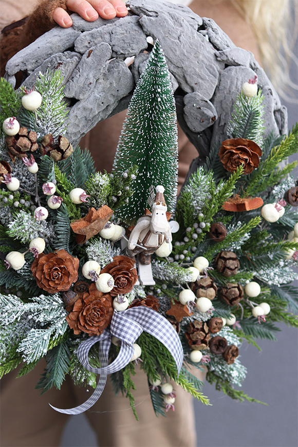 Ren na Nartach, asymetryczny zimowy wianek