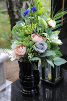 Ledryta, bukiet nagrobny z różami, peonią i chabrem