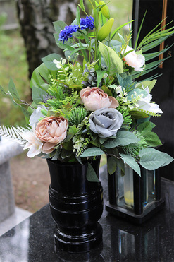 Ledryta, bukiet nagrobny z różami, peonią i chabrem, dł.70cm