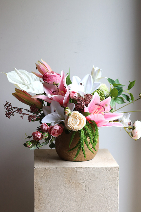 Lilie Clemente, kompozycja kwiatowa w naczyniu