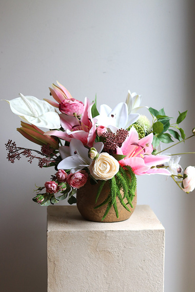 Lilie Clemente, kompozycja kwiatowa w naczyniu