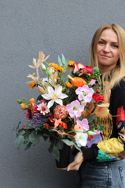 OD RĘKI Menami, bukiet nagrobny we wkładzie, dł.50cm