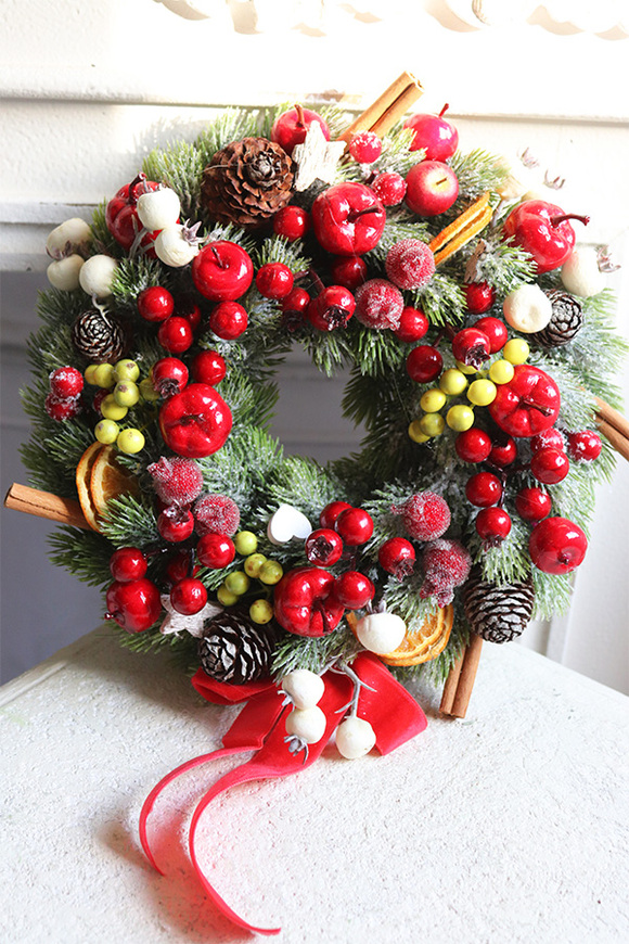 Czerwone Korale, bożonarodzeniowy wianek na drzwi