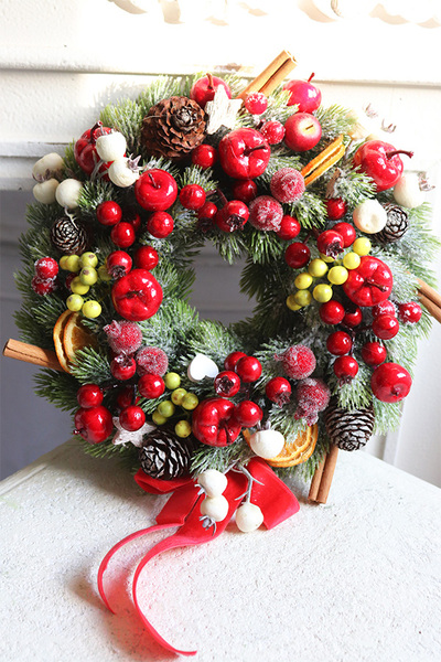 Czerwone Korale, bożonarodzeniowy wianek na drzwi