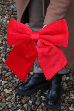 Aksamit Red, welurowa kokarda - pluszowa zawieszka, wym.31x31cm