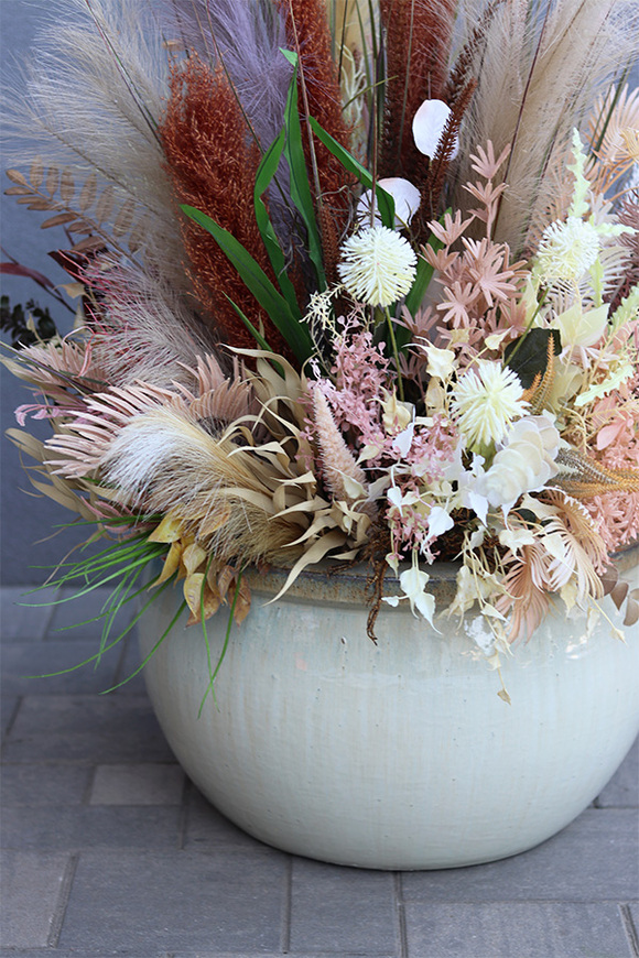 Piaskowe Pola, sztuczna trawa w donicy z ziołami