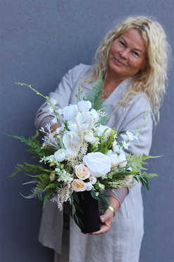 Biała Dama, bukiet nagrobny we wkładzie, dł.44cm