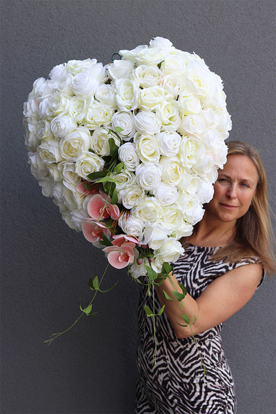 Białe Serce Delania 2, bardzo bogata wiązanka nagrobna z róż, wym.60x48cm 