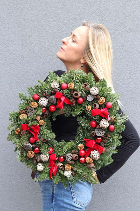 Annabel Nobilis, świąteczny wianek z żywymi gałązkami