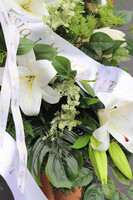 Liliana, wiązanka nagrobna z białymi kwiatami