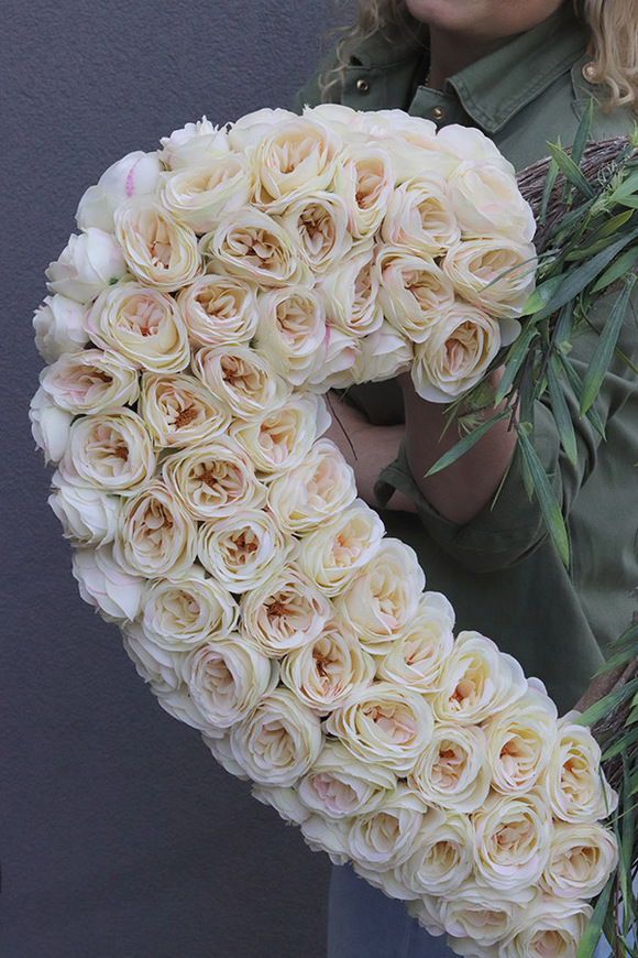 Willow Rose, wieniec nagrobny w kształcie serca