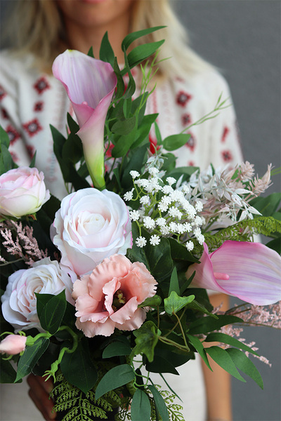 Julena Pink New, bukiet nagrobny z kallami