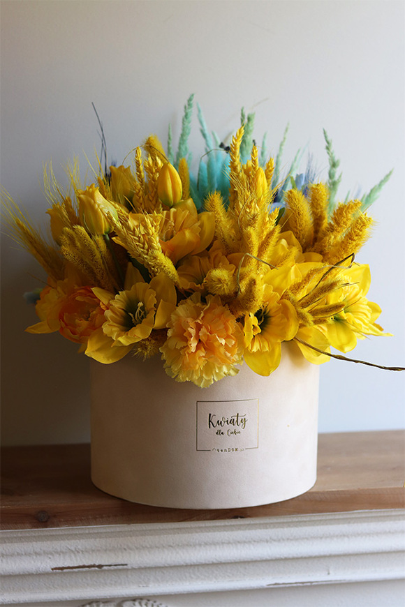 Ukraina Boho, flowerbox z dekoracją w barwach narodowych Ukrainy