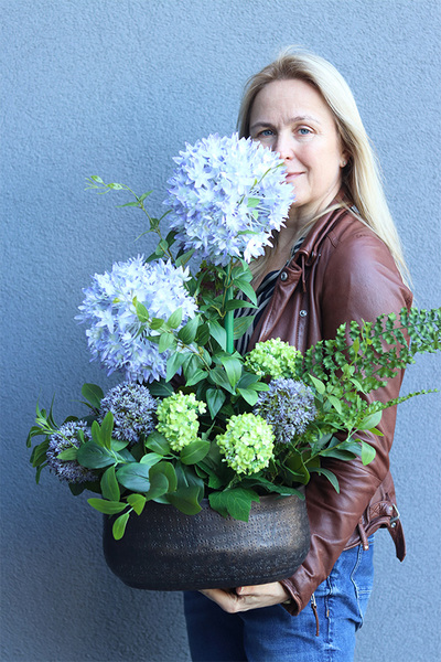 Czosnkova, kompozycja kwiatowa w owalnej misie