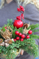 Red Classic Mini, świąteczny stroik w złotej misie