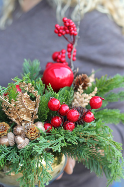 Red Classic Mini, świąteczny stroik w złotej misie, wym.30x36x25cm