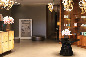 Liliowe Hillton 2, kompozycja kwiatowa w naczyniu, wym.75x50cm