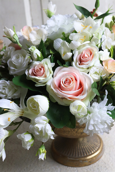 Esmeralda, bogata kompozycja kwiatowa w pucharze, wym.38x45cm