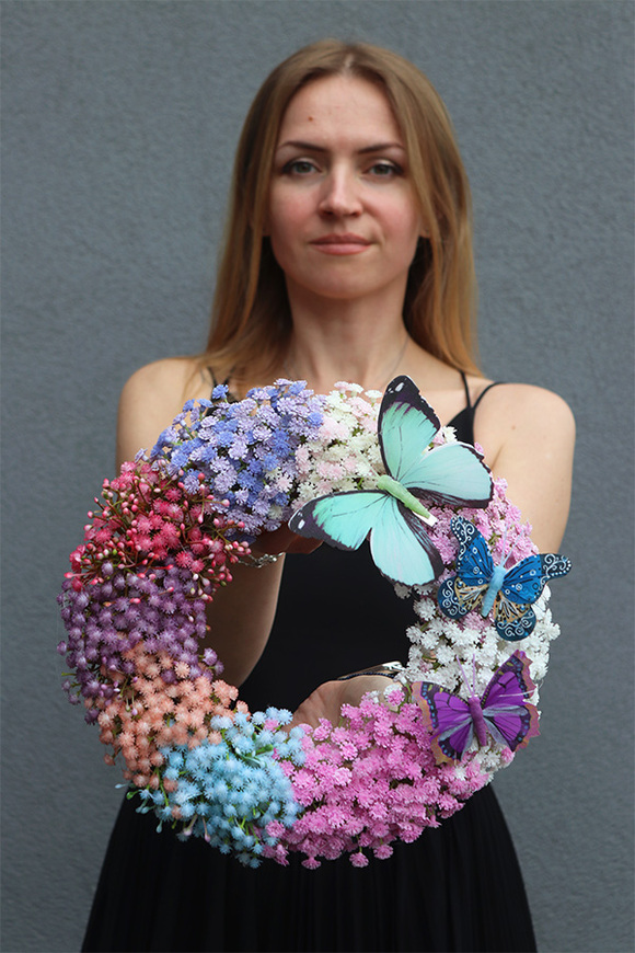 Alice, wiosenny wianek dekoracyjny z gipsówką