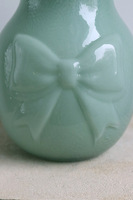 Kokarda Glassier, wazon szklany z kokardą