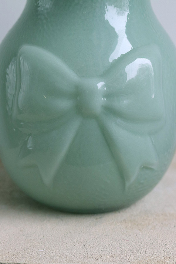 Kokarda Glassier, wazon szklany z kokardą