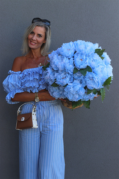 Blue Sky, niebieski kosz z peoniami