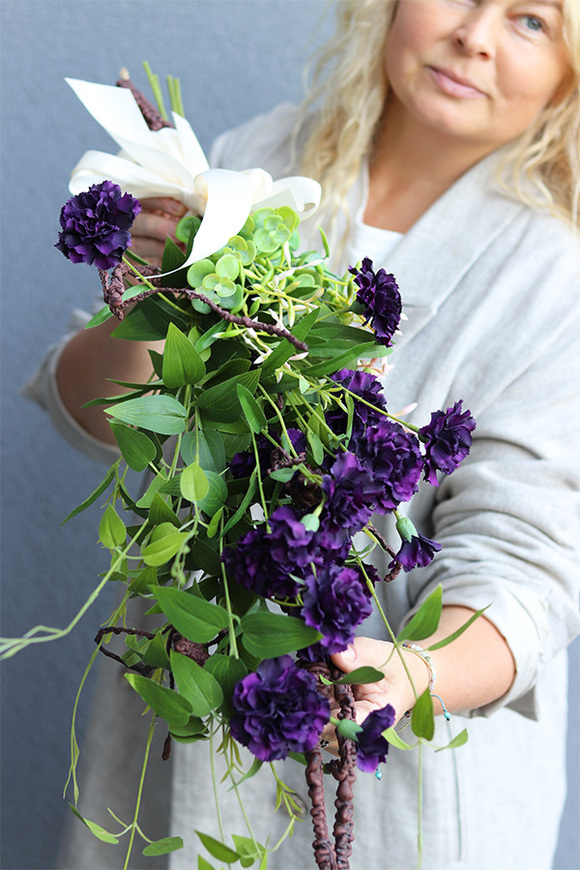 Nerrata, bukiet nagrobny z fioletowych goździków