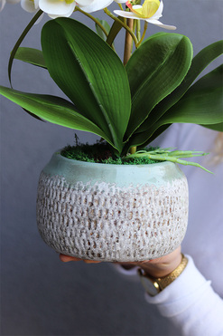 OD RĘKI Nerana, gumowy storczyk w etno donicy, wys.48cm  