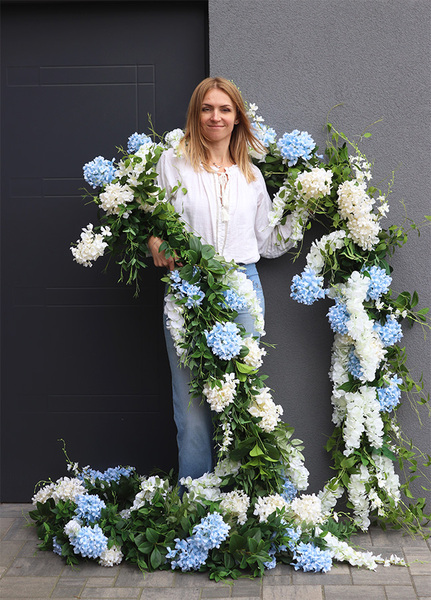 Belledia, girlanda z białymi i niebieskimi kwiatami