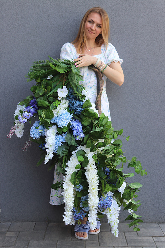 Belledia Premiosa 2, girlanda z białymi i niebieskimi kwiatami